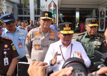 Kapolda Kalimantan Tengah (Kalteng), Irjen Pol Iwan Kurniawan, S.IK., M.Si. bersama Gubernur H. Agustiar Sabran, dan Pangdam XXII/Tambun Bungai melepas bantuan kemanusiaan untuk korban bencana di wilayah Sumatera, Kamis (11/12/2025).