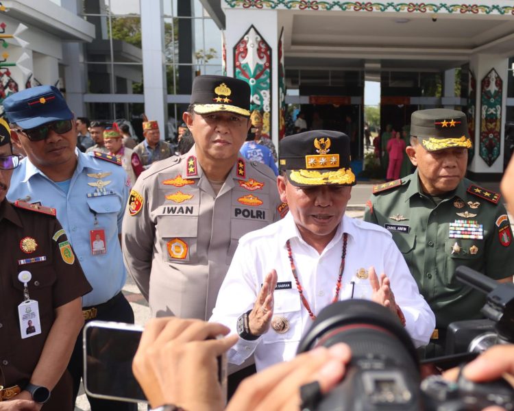 Kapolda Kalimantan Tengah (Kalteng), Irjen Pol Iwan Kurniawan, S.IK., M.Si. bersama Gubernur H. Agustiar Sabran, dan Pangdam XXII/Tambun Bungai melepas bantuan kemanusiaan untuk korban bencana di wilayah Sumatera, Kamis (11/12/2025).