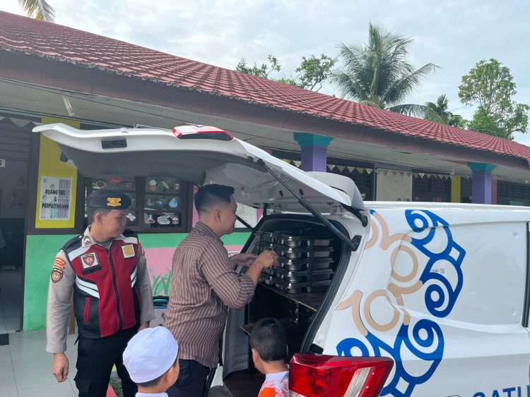 Kepolisian Resor Kota (Polresta) Palangka Raya, Polda Kalteng mengerahkan Satsamapta kesatuannya untuk membantu proses distribusi (penyaluran) Makanan Bergizi Gratis (MBG) di wilayah hukumnya, Kamis (11/12/2025) pagi.