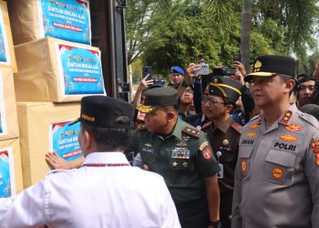 Kapolda Kalimantan Tengah bersama jajaran Forkopimda meninjau dan melepas pengiriman paket logistik bantuan kemanusiaan menuju wilayah Sumatera.