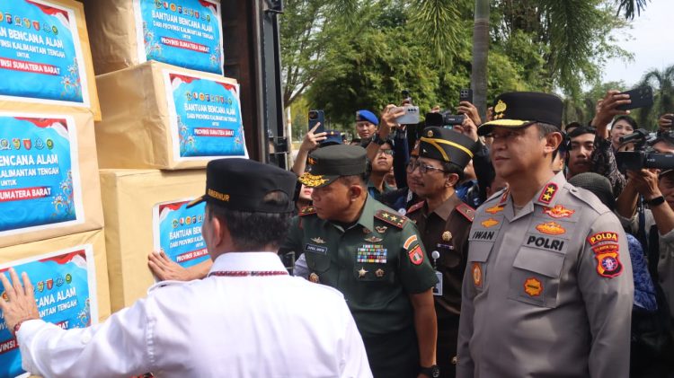 Kapolda Kalimantan Tengah bersama jajaran Forkopimda meninjau dan melepas pengiriman paket logistik bantuan kemanusiaan menuju wilayah Sumatera.