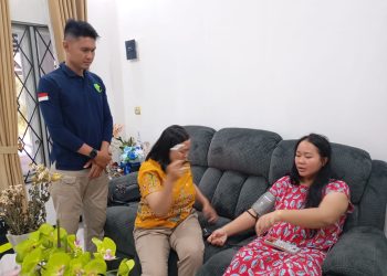 Sidokkes Polresta Palangka Raya kembali melaksanakan layanan home visit atau kunjungan kesehatan bagi personel yang sedang sakit maupun dalam masa pemulihan, Jumat (12/12/2025).