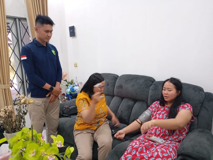 Sidokkes Polresta Palangka Raya kembali melaksanakan layanan home visit atau kunjungan kesehatan bagi personel yang sedang sakit maupun dalam masa pemulihan, Jumat (12/12/2025).