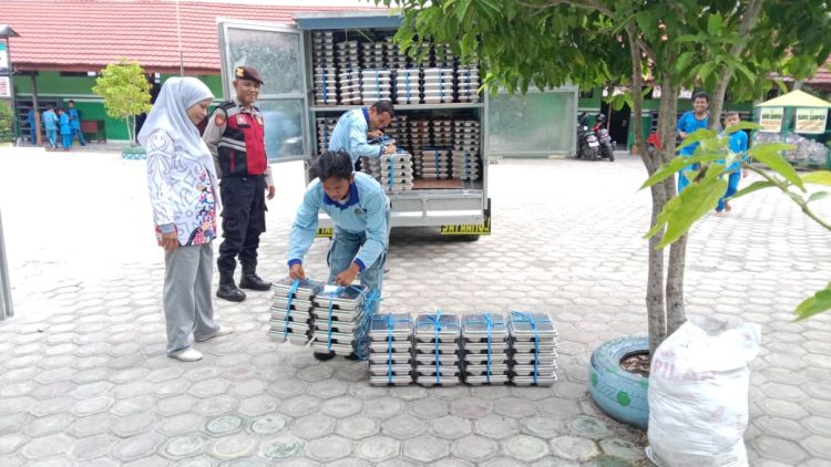 Personel Satsamapta Polresta Palangka Raya melaksanakan patroli sekaligus pengawalan Program Makanan Bergizi Gratis (MBG) ke sejumlah sekolah di wilayah Kota Palangka Raya, Jumat (12/12/2025).