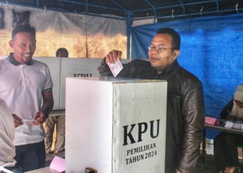 Wali Kota turut menggunakan hak pilihnya di TPS Gampong Paya Seunara serta meninjau sejumlah tempat pemungutan suara lainnya, seperti di TPS Kuta Ateuh dan TPS Balohan.