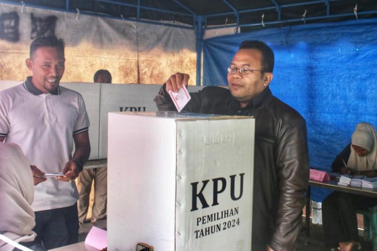 Wali Kota turut menggunakan hak pilihnya di TPS Gampong Paya Seunara serta meninjau sejumlah tempat pemungutan suara lainnya, seperti di TPS Kuta Ateuh dan TPS Balohan.