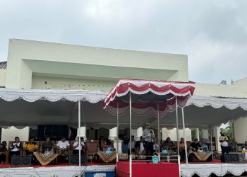 Personel Polres Ogan Ilir melaksanakan pengamanan kegiatan pembukaan Perlombaan Antar Kampung (TARKAM) Kementerian Pemuda dan Olahraga Republik Indonesia (Kemenpora RI) Tahun 2025 yang digelar di Lapangan Upacara KPT Tanjung Senai, Kabupaten Ogan Ilir, Sabtu (13/12/2025) pagi.