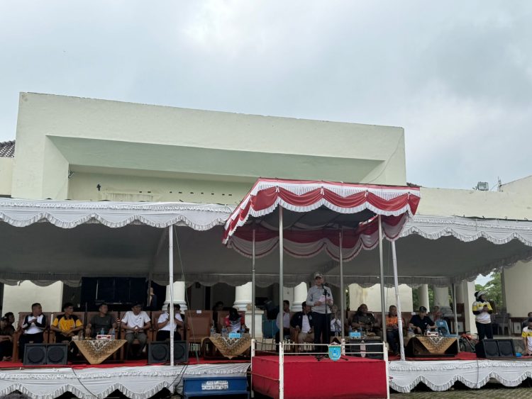 Personel Polres Ogan Ilir melaksanakan pengamanan kegiatan pembukaan Perlombaan Antar Kampung (TARKAM) Kementerian Pemuda dan Olahraga Republik Indonesia (Kemenpora RI) Tahun 2025 yang digelar di Lapangan Upacara KPT Tanjung Senai, Kabupaten Ogan Ilir, Sabtu (13/12/2025) pagi.