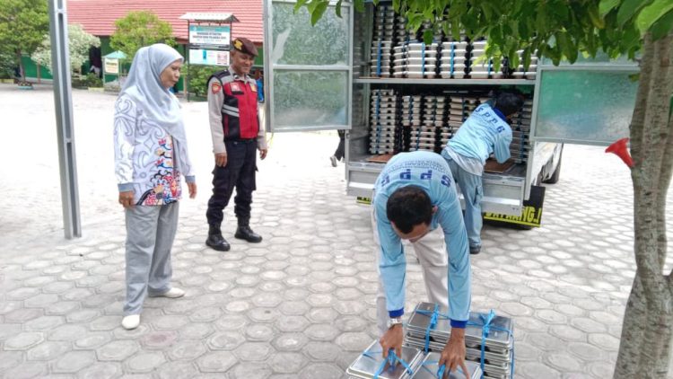 Sat Samapta Polresta Palangka Raya melaksanakan patroli dan pengawalan Program Makanan Bergizi Gratis (MBG) ke sejumlah sekolah di Kota Palangka Raya, Senin (15/12/2025).