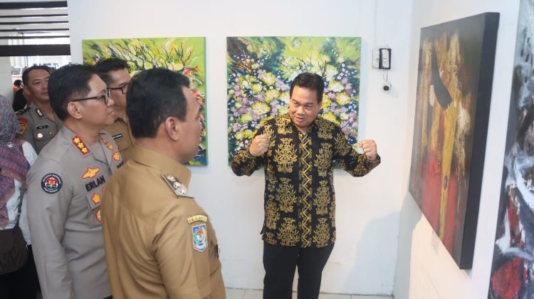 Kabidhumas Polda Kalimantan Tengah (Kalteng), Kombes Pol Erlan Munaji, S.IK., M.Si. mewakili Kapolda Irjen Pol Iwan Kurniawan, S.IK., M.Si. menghadiri peresmian Museum Seni dan Pameran Lukisan Lampang Tandang, di Jl. Bajau Ranju, Kota Palangka Raya, Senin (15/12/2025).