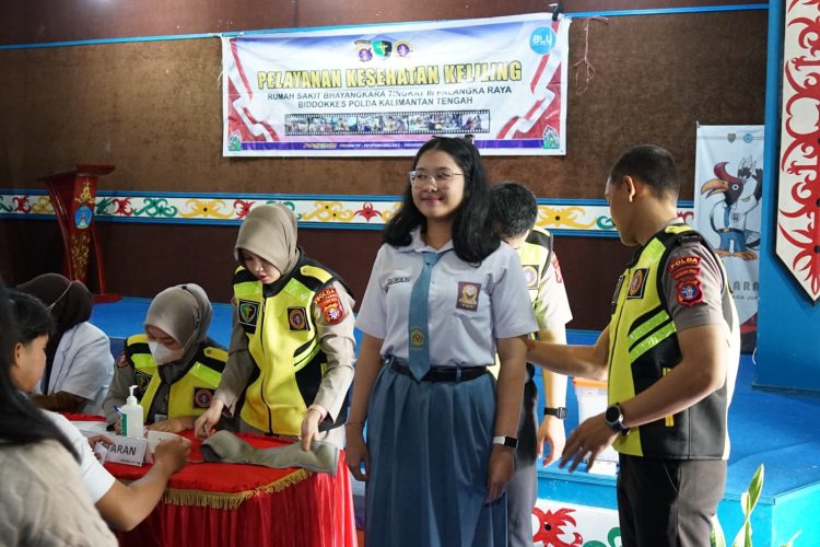 Rumah Sakit (Rumkit) Bhayangkara Tingkat III Polda Kalimantan Tengah melaksanakan kegiatan pemeriksaan kesehatan gratis bagi siswa di Sekolah Menengah Atas (SMA) Negeri 3 Kota Palangka Raya, Senin (15/12/2025).