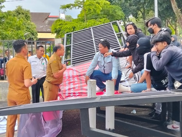 Aksi Resolusi Mahasiswa Bogor (RMB) di RSUD Bakti Pajajaran