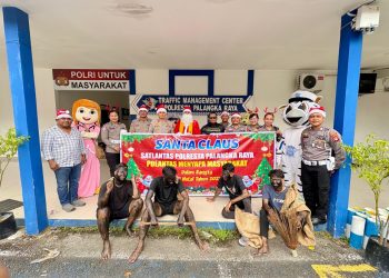 Satuan Lalu Lintas (Satlantas) Polresta Palangka Raya menggelar kegiatan Polantas Menyapa Masyarakat bertajuk “Santa Claus Satlantas Polresta Palangka Raya”. Rabu 17/12/2025.