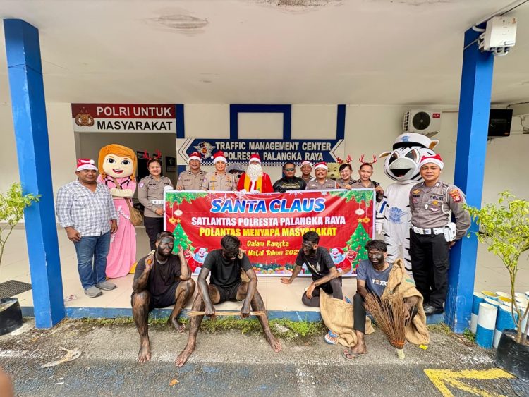 Satuan Lalu Lintas (Satlantas) Polresta Palangka Raya menggelar kegiatan Polantas Menyapa Masyarakat bertajuk “Santa Claus Satlantas Polresta Palangka Raya”. Rabu 17/12/2025.