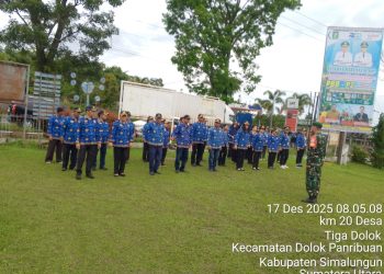 Babinsa Koramil 09/Tiga Balata Kodim 0207/Simalungun, Sertu Hinsa Siregar, turut melaksanakan Upacara Bendera sekaligus Upacara Hari Kesadaran Nasional yang digelar pada Rabu, 17 Desember 2025, bertempat di Lapangan Kantor Camat Dolok Panribuan, Kabupaten Simalungun.