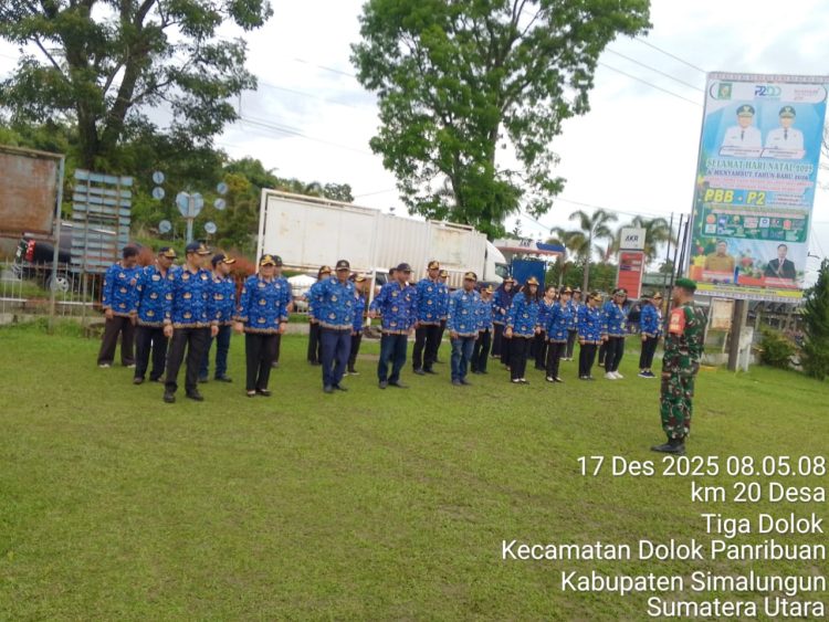 Babinsa Koramil 09/Tiga Balata Kodim 0207/Simalungun, Sertu Hinsa Siregar, turut melaksanakan Upacara Bendera sekaligus Upacara Hari Kesadaran Nasional yang digelar pada Rabu, 17 Desember 2025, bertempat di Lapangan Kantor Camat Dolok Panribuan, Kabupaten Simalungun.