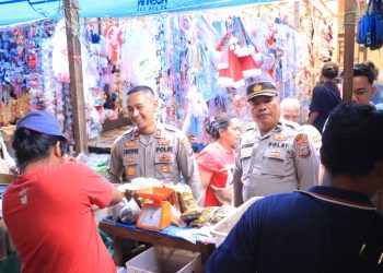 Polres Samosir bersama Pemerintah Kabupaten Samosir melakukan monitoring harga pasar dan ketersediaan sembako, Rabu (17/12/2025).