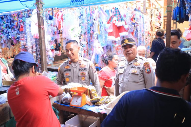 Polres Samosir bersama Pemerintah Kabupaten Samosir melakukan monitoring harga pasar dan ketersediaan sembako, Rabu (17/12/2025).