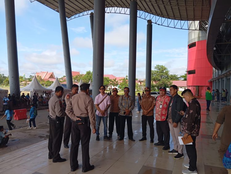 Satpamobvit Polresta Palangka Raya melaksanakan kegiatan risk assessment di GOR Indoor Jalan Tjilik Riwut Km 5,5, lokasi pelaksanaan peringatan Natal The Miracle of Christmas, Kamis (18/12/2025).