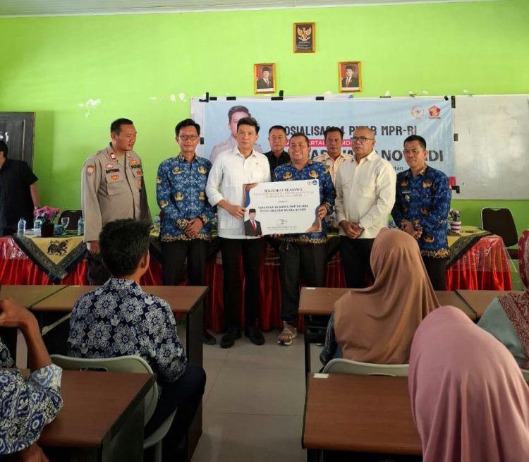 Polsek Muara Kuang melaksanakan pendampingan dan pengamanan kegiatan pembagian bantuan Program Indonesia Pintar (PIP) kepada murid SMP se-Kecamatan Muara Kuang yang dilaksanakan oleh Anggota DPR RI Fraksi Gerindra, Bapak A. W. Noviandi Mawardi,