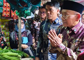 Bupati Simalungun H. Anton Saragih didampingi Jefra Manurung melakukan sidak harga dan stok sembako di pajak pekan Tanah Jawa, kecamatan Tanah Jawa, Kabupaten Simalungun.