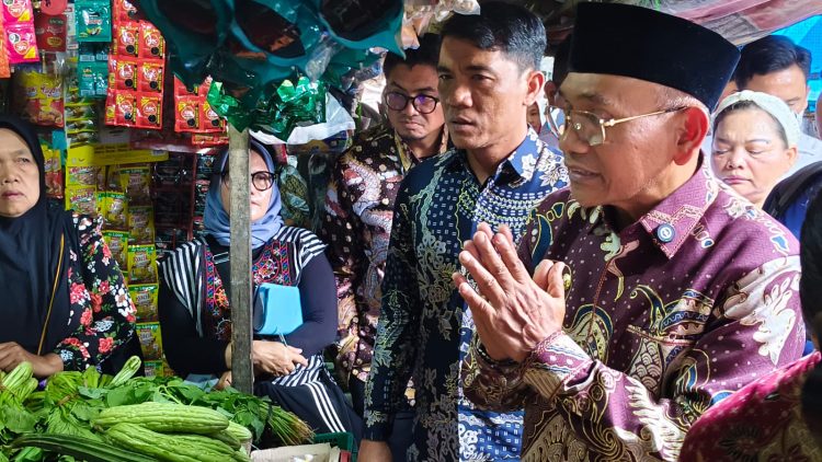 Bupati Simalungun H. Anton Saragih didampingi Jefra Manurung melakukan sidak harga dan stok sembako di pajak pekan Tanah Jawa, kecamatan Tanah Jawa, Kabupaten Simalungun.