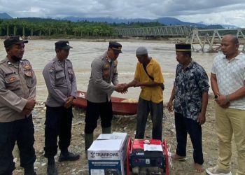 Penyerahan bantuan tersebut dilaksanakan pada Kamis, 18 Desember 2025, sekitar pukul 16.00 WIB, dan diserahkan langsung oleh Kapolsek Darul Makmur, Iptu Ade Haidir, S.H., bersama personel Polsek Darul Makmur.