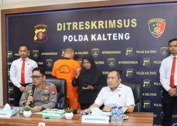 Kabidhumas Polda Kalteng Kombes Pol Erlan Munaji, mewakili Kapolda Irjen Pol Iwan Kurniawan, saat menggelar konferensi pers terkait sejumlah penanganan kasus tindak pidana korupsi di Aula Ditreskrimsus, Mapolda setempat, Kamis (18/12/2025).