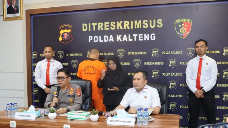 Kabidhumas Polda Kalteng Kombes Pol Erlan Munaji, mewakili Kapolda Irjen Pol Iwan Kurniawan, saat menggelar konferensi pers terkait sejumlah penanganan kasus tindak pidana korupsi di Aula Ditreskrimsus, Mapolda setempat, Kamis (18/12/2025).
