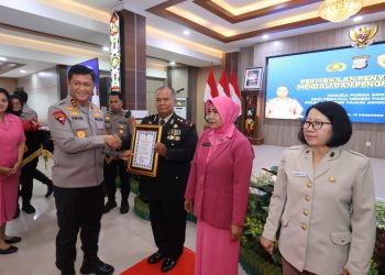 Kegiatan wisuda dipimpin langsung, Kapolda Kalteng Irjen Pol Iwan Kurniawan, S.IK., M.Si. serta dihadiri Wakapolda Brigjen Pol Dr. Rakhmad Setyadi, dan para pejabat utama Polda Kalteng, serta personel yang memasuki masa Purna Bakti.