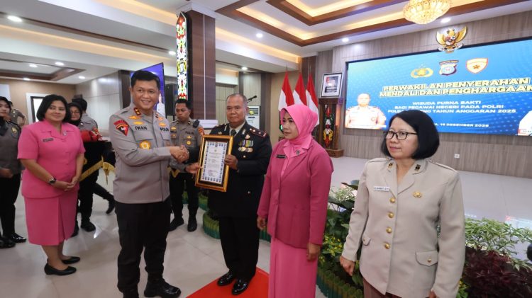 Kegiatan wisuda dipimpin langsung, Kapolda Kalteng Irjen Pol Iwan Kurniawan, S.IK., M.Si. serta dihadiri Wakapolda Brigjen Pol Dr. Rakhmad Setyadi, dan para pejabat utama Polda Kalteng, serta personel yang memasuki masa Purna Bakti.