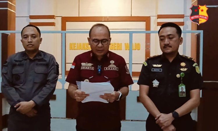 Kejaksaan Negeri Wajo resmi menetapkan MKS sebagai tersangka dan langsung menjebloskannya ke balik jeruji besi.