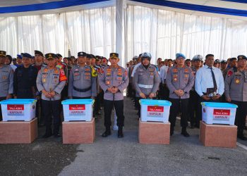 Kapolri Jenderal Polisi Drs. Listyo Sigit Prabowo, M.Si memberikan motivasi dan apresiasi kepada anggota Polri di wilayah Polda Sumatera Barat yang terdampak bencana alam, saat menyerahkan bantuan kemanusiaan di Polsek Koto Tengah, Kota Padang, Kamis (18/12/2025