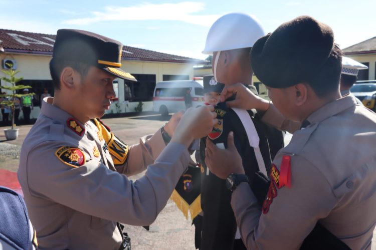 Polres Dairi melakukan apel gelar pasukan dalam kesiapan Operasi Lilin 2025 bersama Pemerintah Forkopimda di halaman Mapolres Dairi, Jumat (19/12/2025).