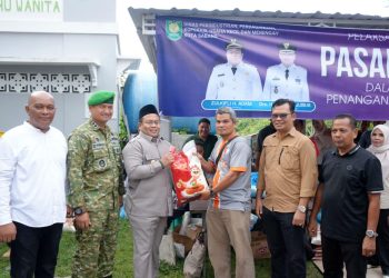 Wali Kota Sabang, Zulkifli H. Adam, turun langsung memantau pelaksanaan Pasar Murah di hari pertama, yang berlangsung di Halaman Meunasah Al Amin Jurong Bypass, Gampong Cot Ba’u, Kecamatan Sukajaya, Jumat (19/12).