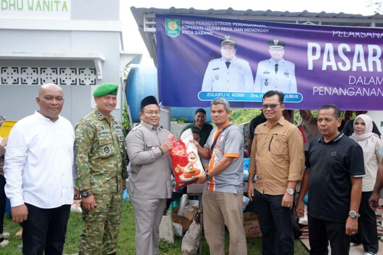 Wali Kota Sabang, Zulkifli H. Adam, turun langsung memantau pelaksanaan Pasar Murah di hari pertama, yang berlangsung di Halaman Meunasah Al Amin Jurong Bypass, Gampong Cot Ba’u, Kecamatan Sukajaya, Jumat (19/12).