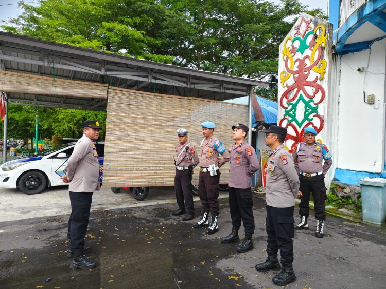 Personel Pos Pengamanan Operasi Lilin Telabang 2025 Polresta Palangka Raya melaksanakan apel pagi di Pos Pam Bundaran Besar, Jalan Yos Sudarso, Kota Palangka Raya, Sabtu (20/12/2025).