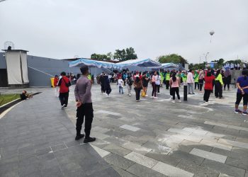 Personel Polresta Palangka Raya melaksanakan pengamanan kegiatan senam bersama masyarakat yang digelar oleh Komite Olahraga Masyarakat Indonesia (KORMI) Provinsi Kalimantan Tengah, bertempat di Bundaran Besar Kota Palangka Raya, Sabtu (20/12/2025).