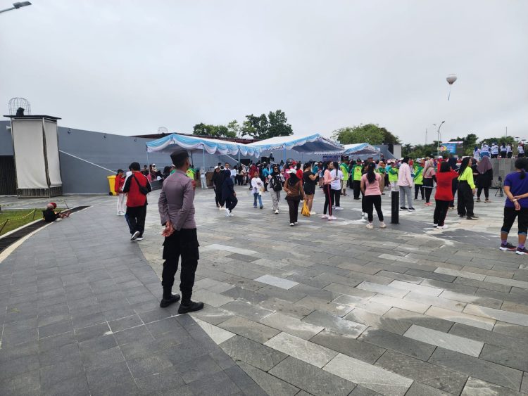 Personel Polresta Palangka Raya melaksanakan pengamanan kegiatan senam bersama masyarakat yang digelar oleh Komite Olahraga Masyarakat Indonesia (KORMI) Provinsi Kalimantan Tengah, bertempat di Bundaran Besar Kota Palangka Raya, Sabtu (20/12/2025).