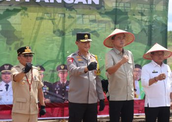 Kapolda Kalimantan Tengah (Kalteng) Irjen Pol Iwan Kurniawan, S.I.K., M.Si., melaksanakan Penanaman Jagung Perdana Kuartal IV yang berlangsung di Balai Pertanian Balitan RT 05 Desa Sei Asam, Kec. Kapuas Hilir, Kab. Kapuas, Sabtu (20/12/2025).