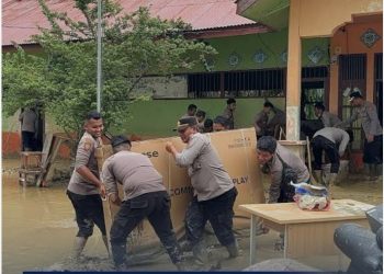 Kapolres Nagan Raya AKBP Dr. Benny Bethara, S.I.K,M.I.K yang bergerak cepat membantu masyarakat saat bencana banjir bandang melanda daerah itu.