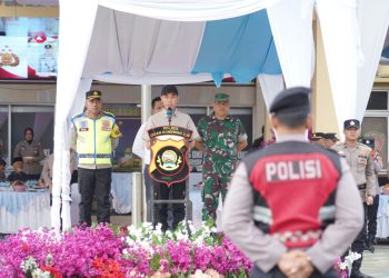 Apel gelar pasukan berlangsung di halaman Mapolres OKI, Jumat (19/12/2024), dipimpin langsung oleh Bupati OKI H. Muchendi Mahzareki. Hadir dalam kegiatan tersebut jajaran Forkopimda, TNI-Polri, BPBD, Satpol PP, Dinas Perhubungan, dan sejumlah organisasi kemasyarakatan.