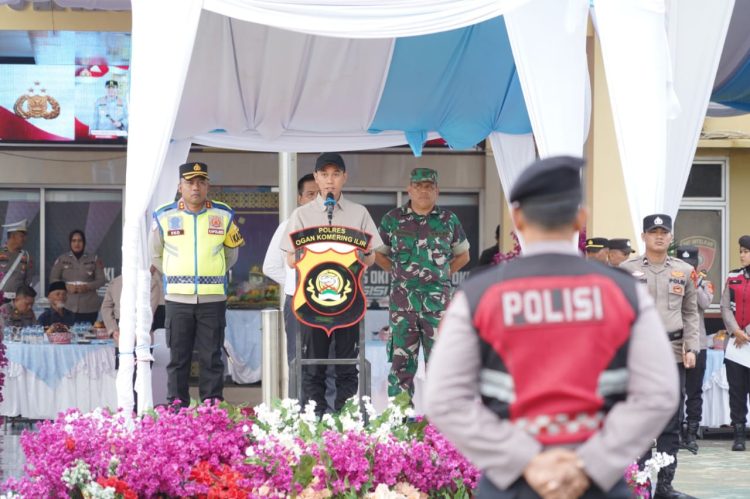 Apel gelar pasukan berlangsung di halaman Mapolres OKI, Jumat (19/12/2024), dipimpin langsung oleh Bupati OKI H. Muchendi Mahzareki. Hadir dalam kegiatan tersebut jajaran Forkopimda, TNI-Polri, BPBD, Satpol PP, Dinas Perhubungan, dan sejumlah organisasi kemasyarakatan.