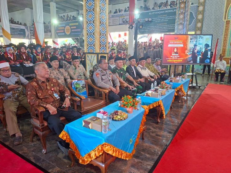 Polres ogan ilir melalui Polsek Indralaya melaksanakan pengamanan kegiatan Wisuda Mahasiswa dan Mahasiswi Institut Agama Islam Qur’an Ittifaqiah (IAIQI) Tahun 2025 yang berlangsung di Aula Pondok Pesantren Al-Ittifaqiah Kampus D, Desa Tanjung Lubuk, Kecamatan Indralaya Selatan, Kabupaten Ogan Ilir, Minggu (21/12/2025).