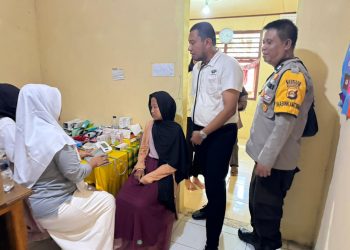 Personel Polsek Muara Kuang menghadiri sekaligus mendampingi kegiatan Bakti Sosial Pengobatan Gratis yang diselenggarakan oleh PT Bumi Sawit Permai (BSP) di Desa Tangai, Kecamatan Rambang Kuang, Kabupaten Ogan Ilir, pada Sabtu (20/12/2025).