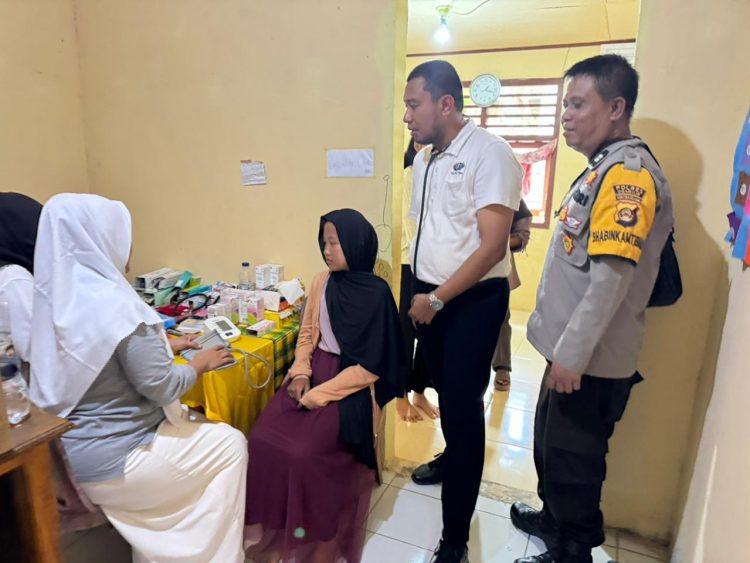 Personel Polsek Muara Kuang menghadiri sekaligus mendampingi kegiatan Bakti Sosial Pengobatan Gratis yang diselenggarakan oleh PT Bumi Sawit Permai (BSP) di Desa Tangai, Kecamatan Rambang Kuang, Kabupaten Ogan Ilir, pada Sabtu (20/12/2025).