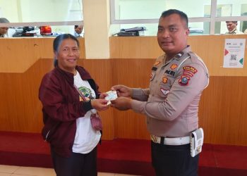 Personel Polres Dairi secara rutin melakukan pemantauan dan pengawasan di area pelayanan Samsat, mulai dari proses pendaftaran, pembayaran pajak kendaraan bermotor, hingga penyerahan dokumen kepada wajib pajak.