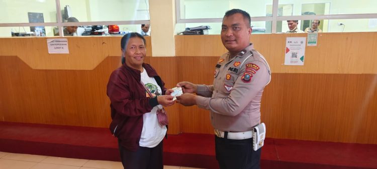 Personel Polres Dairi secara rutin melakukan pemantauan dan pengawasan di area pelayanan Samsat, mulai dari proses pendaftaran, pembayaran pajak kendaraan bermotor, hingga penyerahan dokumen kepada wajib pajak.