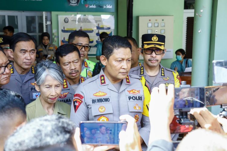 Kapolda Jateng, Irjen Pol Ribut Hari Wibowo saat meninjau langsung Posko DVI di Kamar Jenazah RS Kariadi pada Selasa (22/12/2025) pagi.