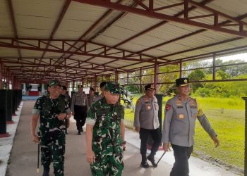 (Satpamobvit) Polresta Palangka Raya melaksanakan pengamanan keberangkatan Kapolda Kalimantan Tengah dan Pangdam XXII/Tanjungpura beserta rombongan di Apron Lama Bandara Tjilik Riwut, Senin (22/12/2025).